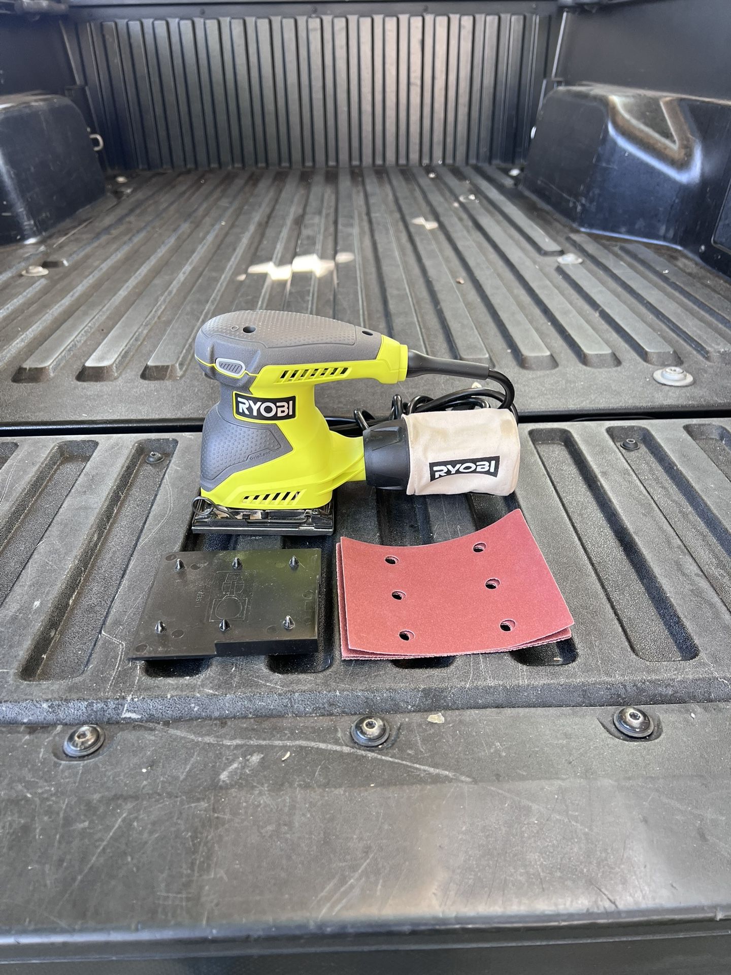 NEW RYOBI 2 Amp Corded 1/4 Sheet Sander