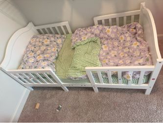 White toddler Bed with mattress and bed set