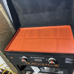 Blackstone 28” With Silicon Cooking Mat, Shelf, Lid, and Accessory Kit