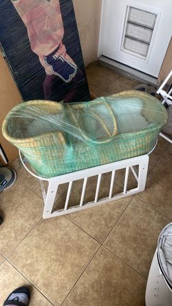 Plum and sparrow Moses basket/bassinet