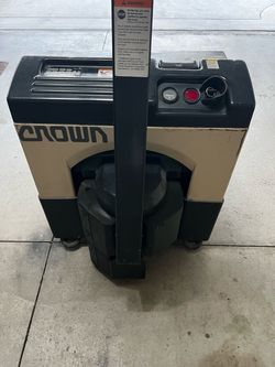 Electric pallet jack