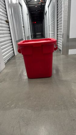 RUBBERMAID SQUARE BRUTE 28 GALLON TRASH WASTE BIN