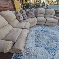 Beautiful Sectional With 2 Recliners Totally Deep Clean Good Condition No Smell 