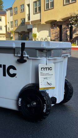RTIC 52 QT ULTRA-LIGHT WHEELED COOLER W/ FREE GIFTS