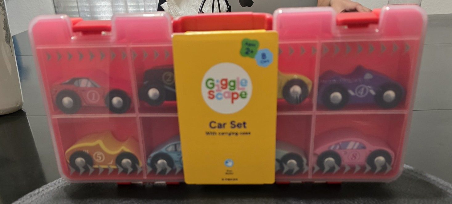 Giggle Scape Car Set with carrying case 9 Pieces