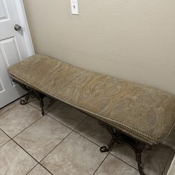 Banca afelpada con metal