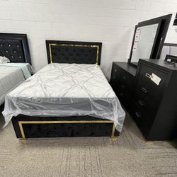 Queen Size 5 Piece Bedroom Group