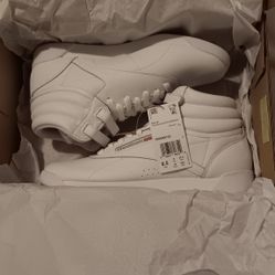 Women, White   Femmes 8.5. Reebok.  Training Gym Shoes, $40