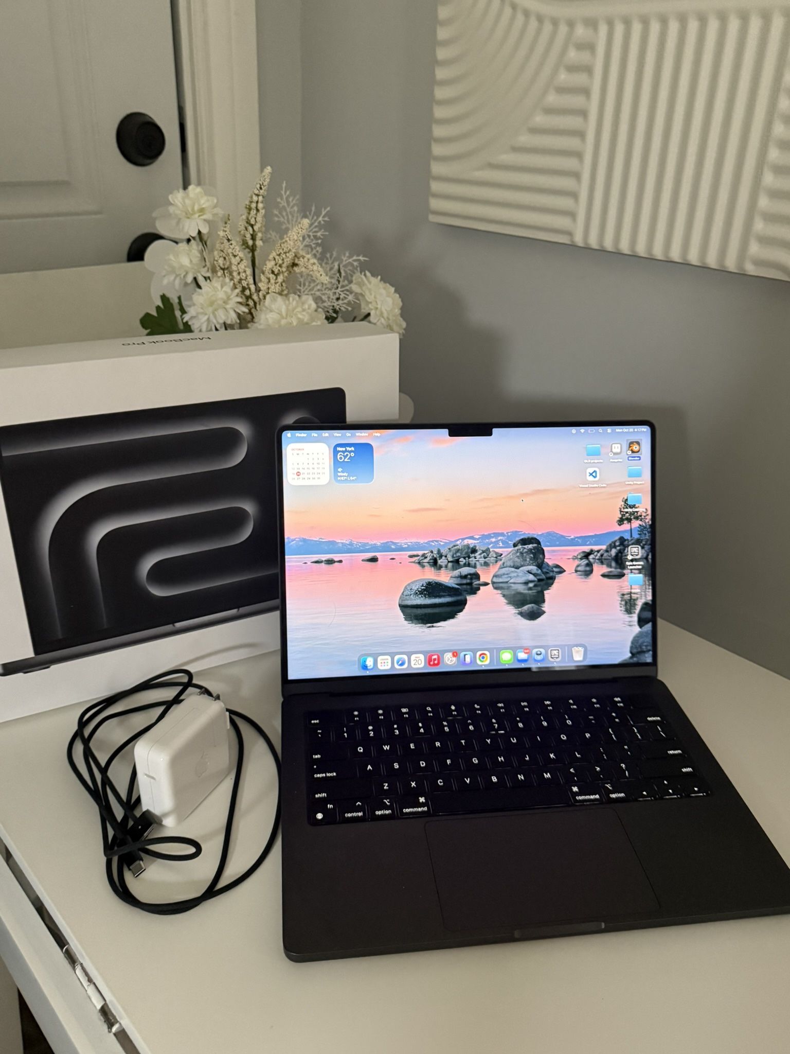 14 inch Macbook M3 Pro 14 core gpu, 18gb RAM, 512 gb storage