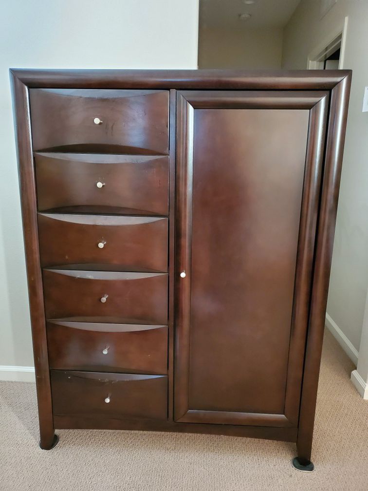 Large dresser/man chest