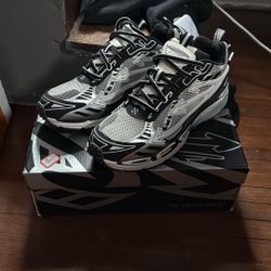 Be Right Back Off Whites