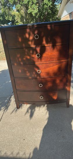 Beautiful and elegant chest of drawer