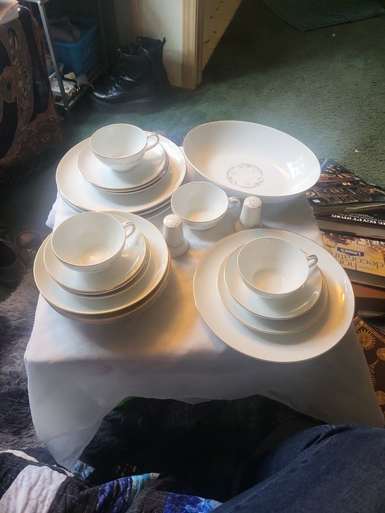 KAYSONS FINE CHINA SET