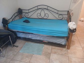 Trundle bed