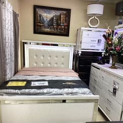 4 Pc Queen Bedroom Set Floor Display Regular Price $2800 ON SALE $1800