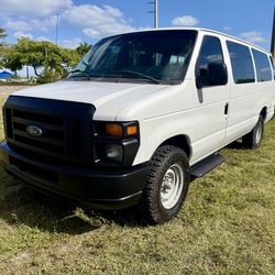 2013 Ford E350 Super Duty Passenger · XL Extended Van 3D
