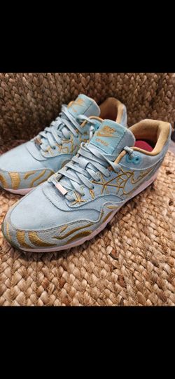 NIKES SZ. 8