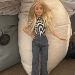 Barbie Doll Vintage. Great Outfit  She Is Wearing 