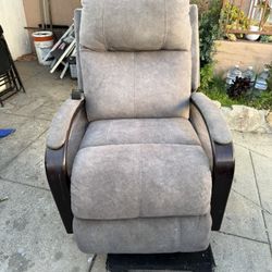 Nice Recliner In Excellent Condition  Electric 