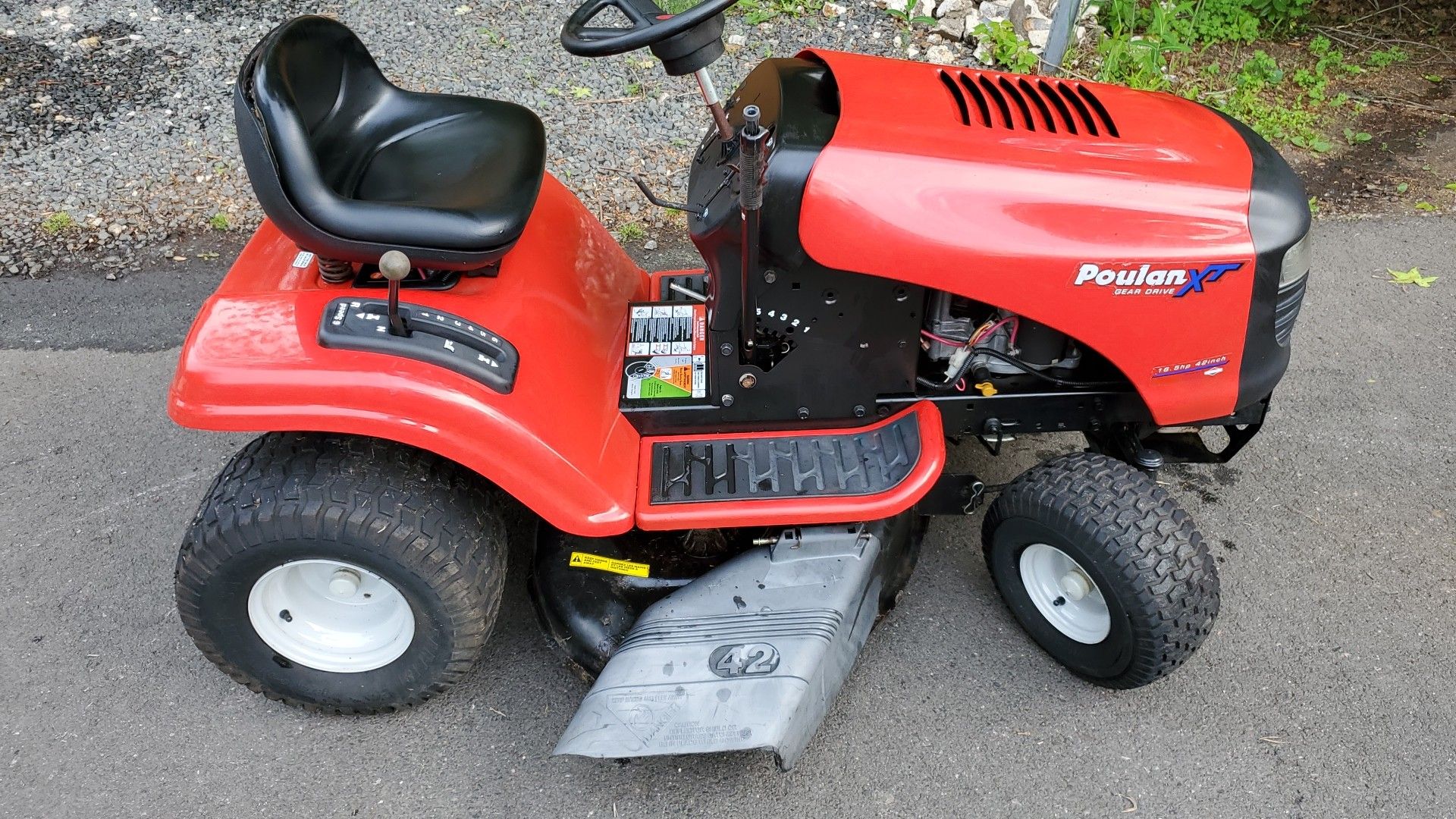 Poulan PXT16542 42" Riding Lawn Mower LIKE NEW for Sale in Trenton, NJ