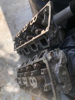 6.4L hemi, left & right cylinder head good condition