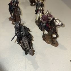 Lot of over 40 Lord of the Rings figurines w/ horses & accessories (lose) fellowship of the Ring, Middle earth  soldiers Pelennor Toy Biz all are in g