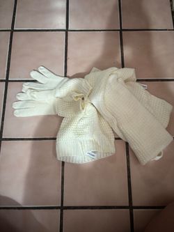 Set of gloves, scarf, beanie