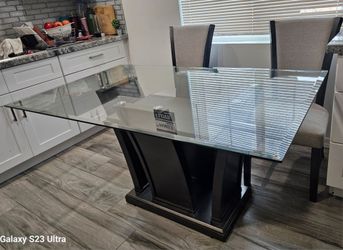 Dining table/4 chairs