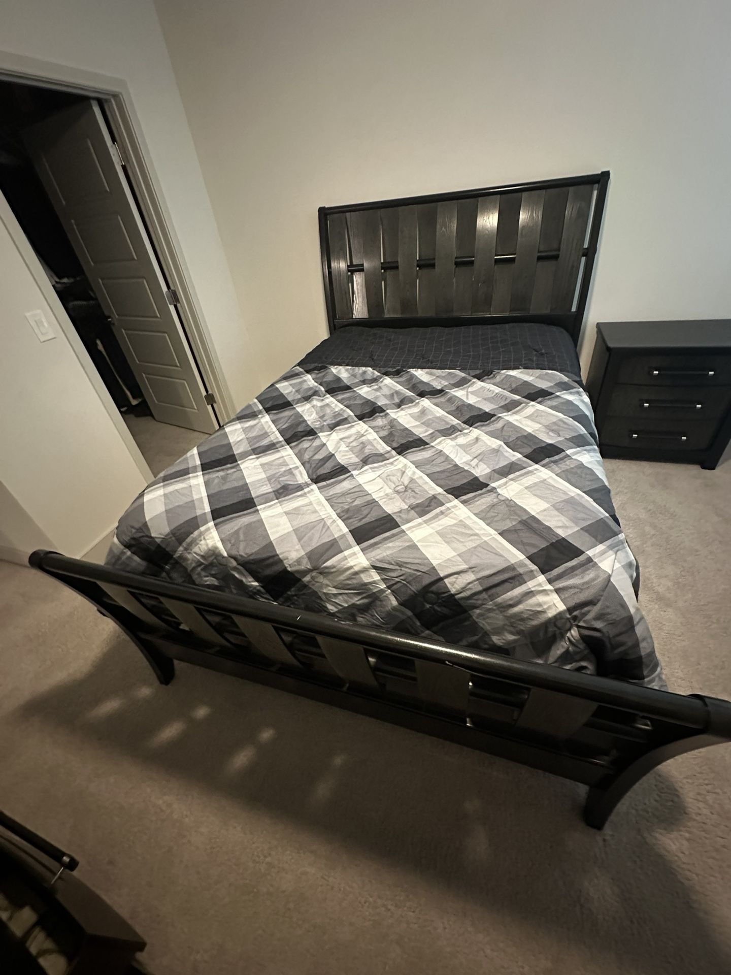 Queen Bed Set Without the Mattress