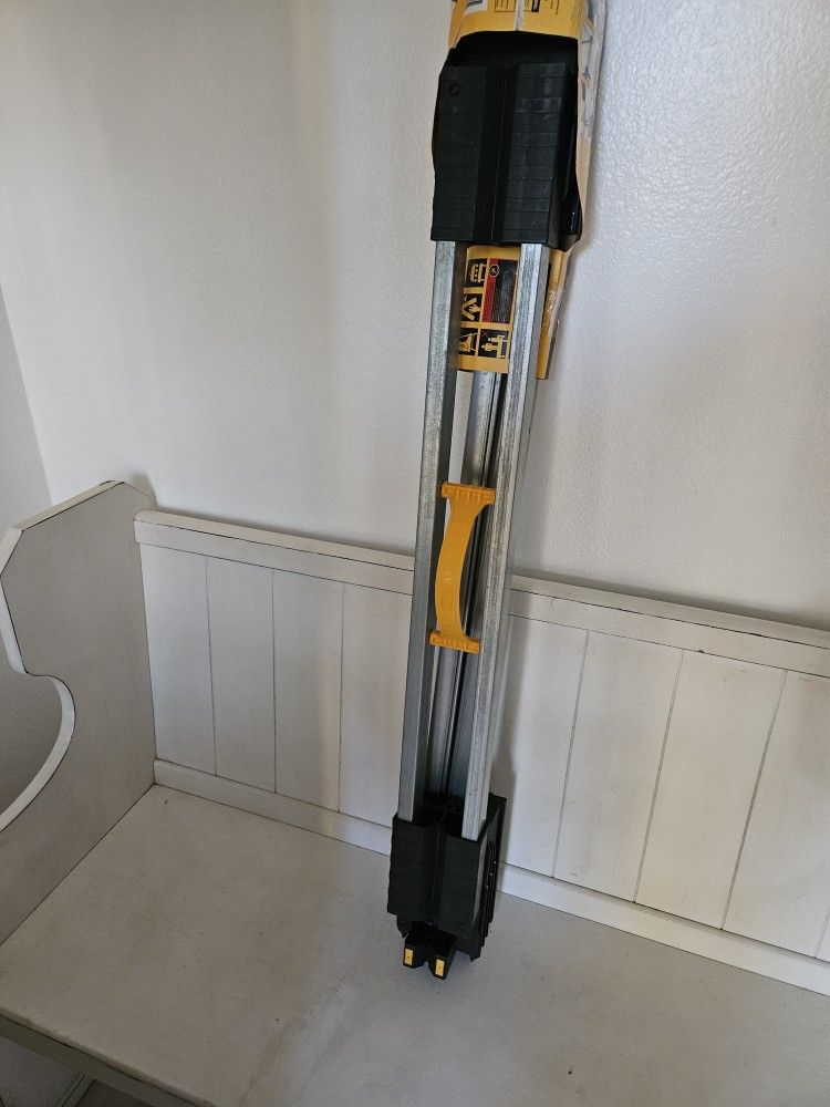 DeWalt METAL FOLDING SawHorse