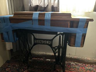 Singer 1910 Sewing Machine On It’s Table 