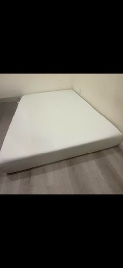 Like-New Queen Zinus Green Tea Memory Foam Mattress - Only Used 2 Months!
