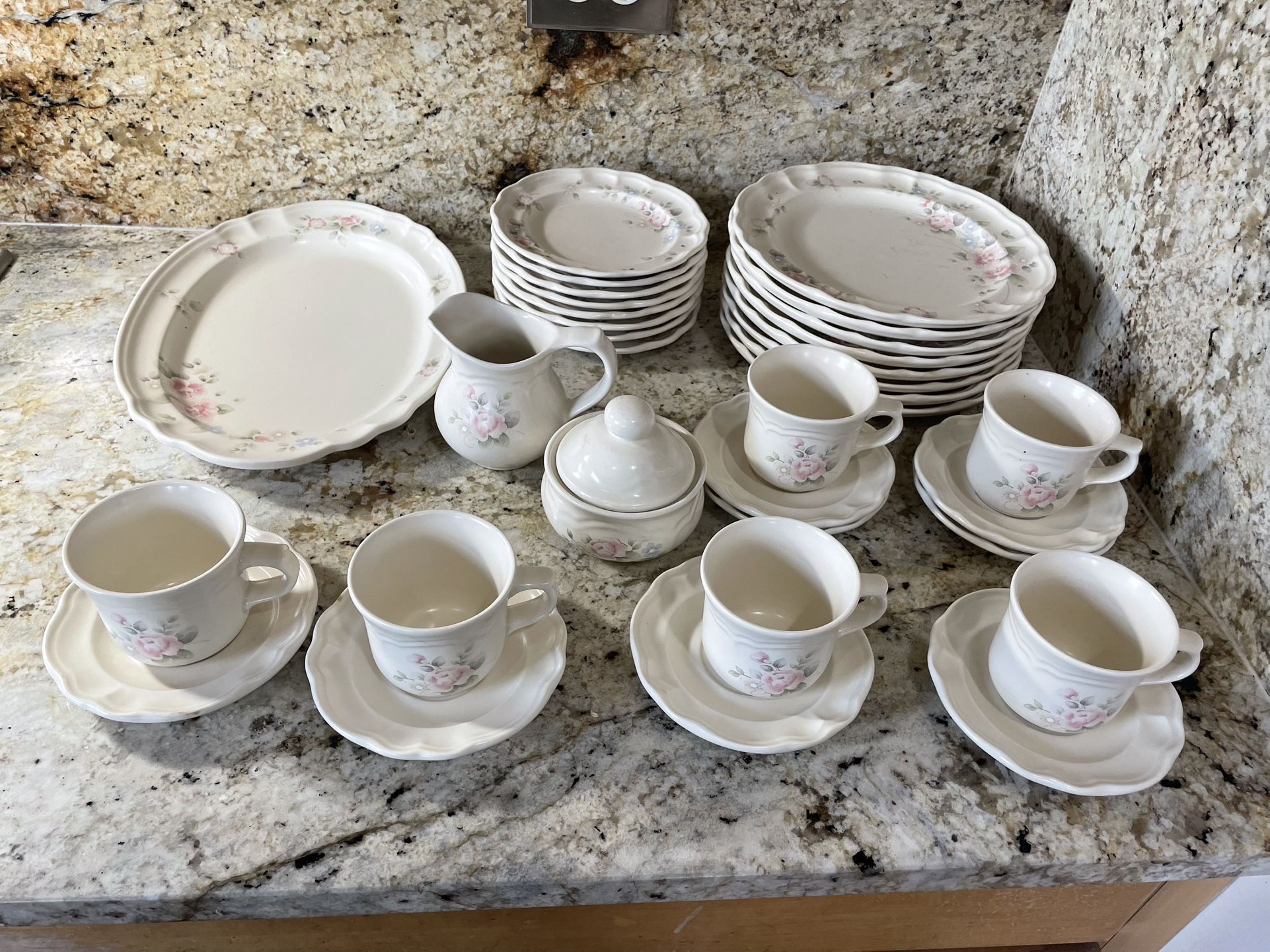 Vintage Pfaltzgraff Tea Rose Dinnerware Set -33pieces  