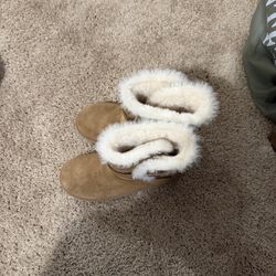 Women’s Chestnut Ugg Mid Level Boot With White Lamb Fur And Straps Size9