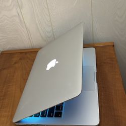Apple MacBook Pro 13” Retina I5/8GB/256GB SSD $220