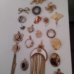 Brooches And Pendants Jewelry Lot $35 For All 