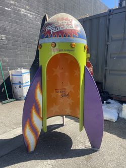 Old Navy Rockin’ Rocket Display 🚀