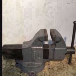 Columbian 604 Vise / 4 Inch Jaws / Swivel Base / Opens 6 Inches / Made In USA Vice / Cost New $650 With Tax 