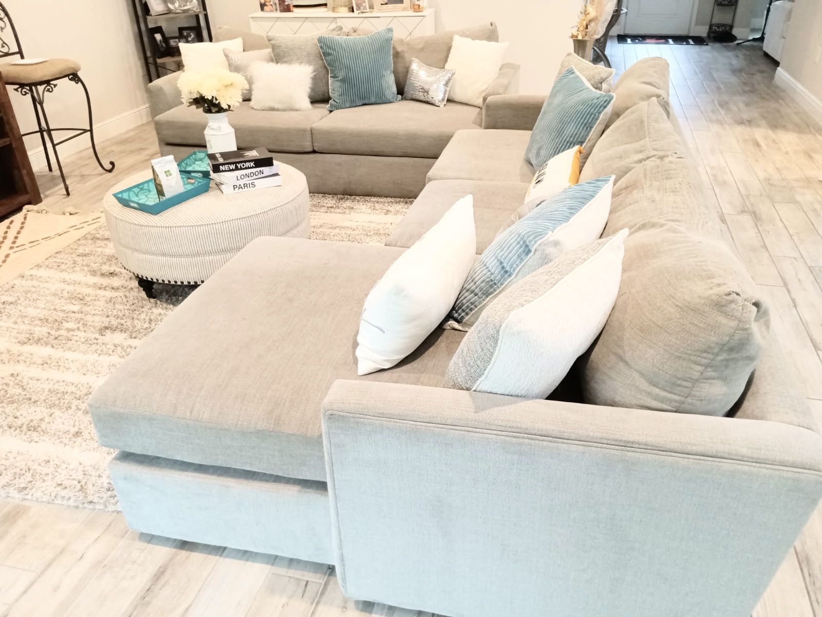 Beautiful U Shape Sectional& Sofa