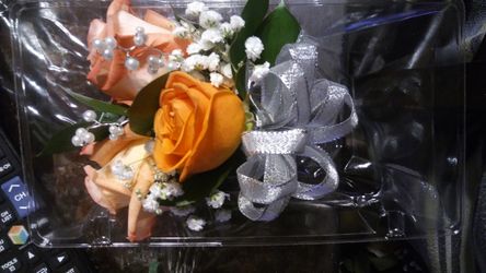 Last minute corsage or boutineer