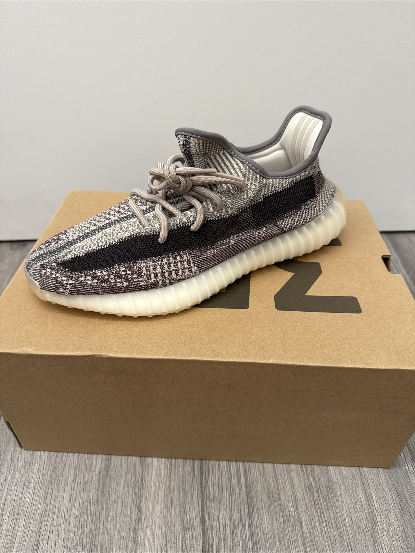 Yeezy 350 Boost Zyon size 10.5 DEADSTOCK Yeezy Boost 350 V2 Custom Bone Sneaker - Pink Power  main image 3