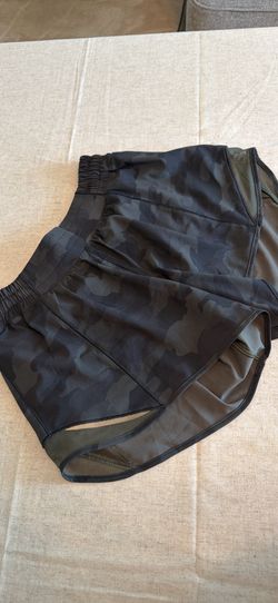 Lululemon - Hotty Hot Low-Rise Lined Shorts 4” size 6