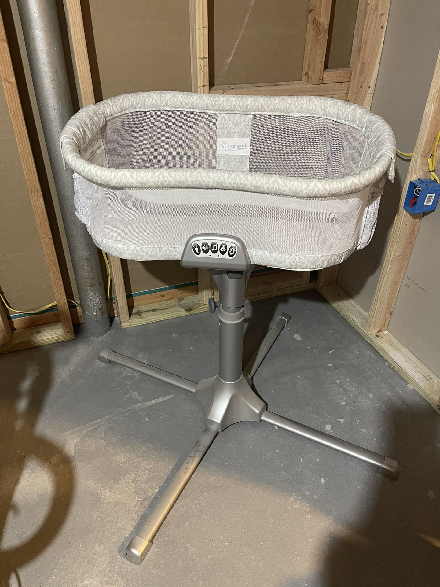 Halo Bassinest 360 Swivel- Great Condition