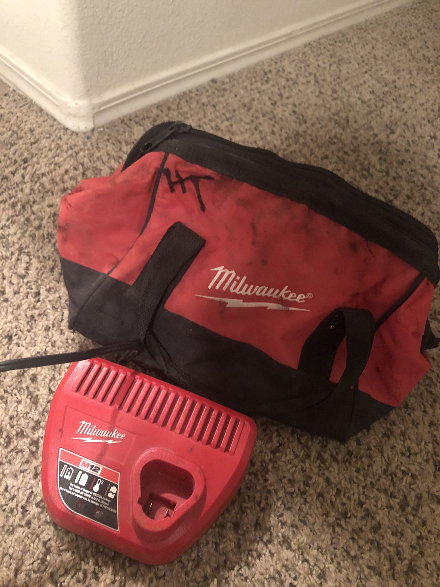 Milwaukee bag and charger M12
