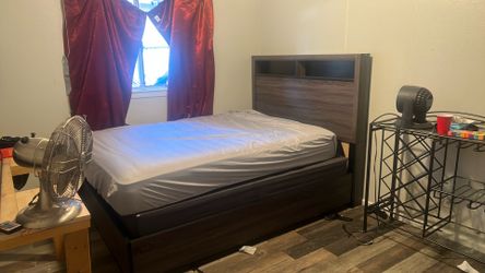 Queen size bed set good condition