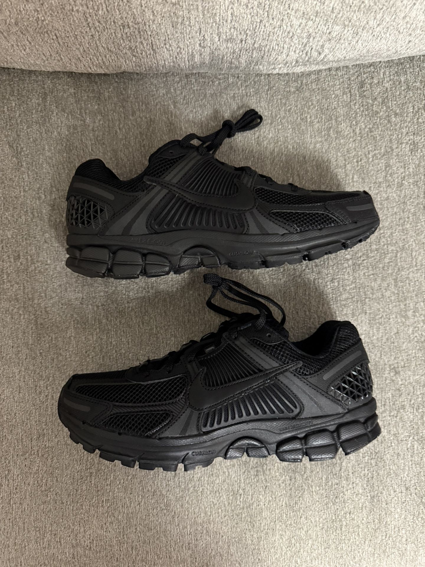 NIKE ZOOM VOMERO 5 BLACK/BLACK