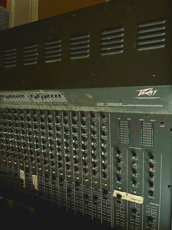 Peavy XR 1600C stereo powered mixing console