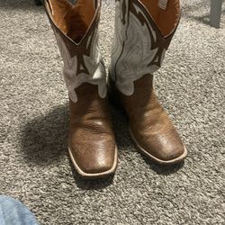 White An Brown Boots 