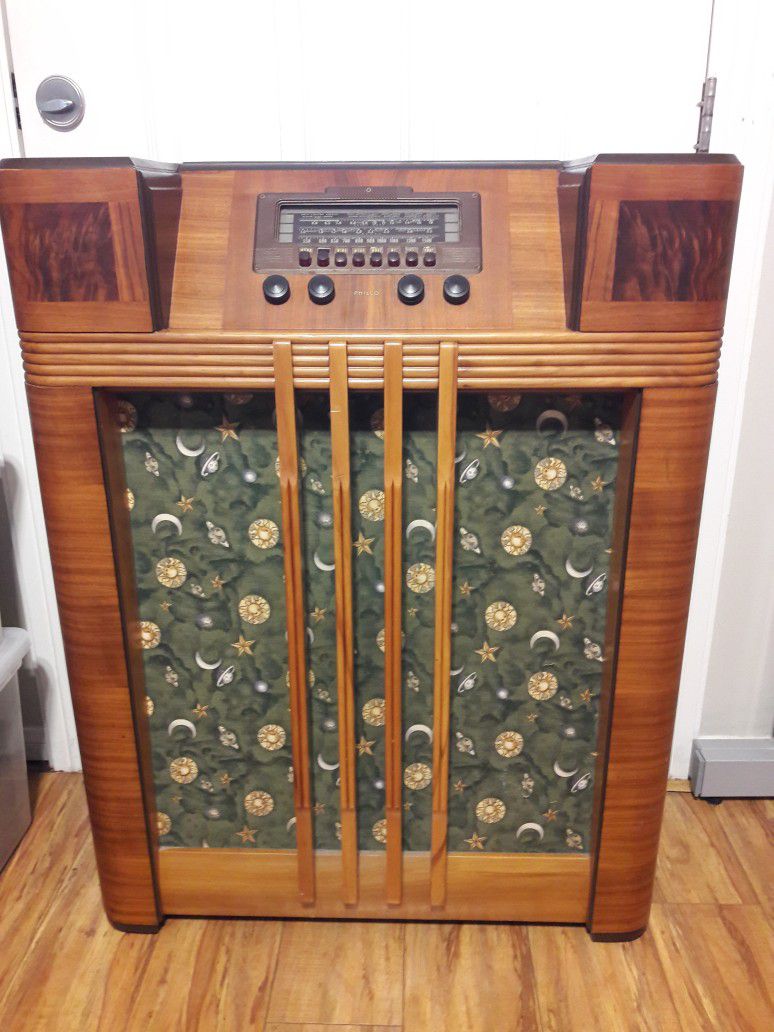 Philco 40-185 Console Floor Radio | Antique 1940’s | turns on | tubes light up | makes noise