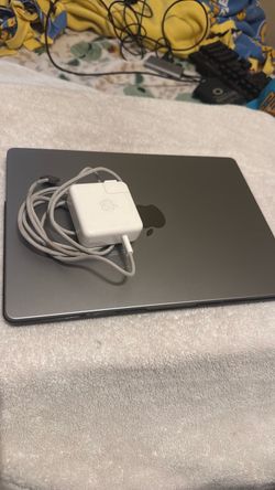APPLE M3 Chip Macbook Pro 14”